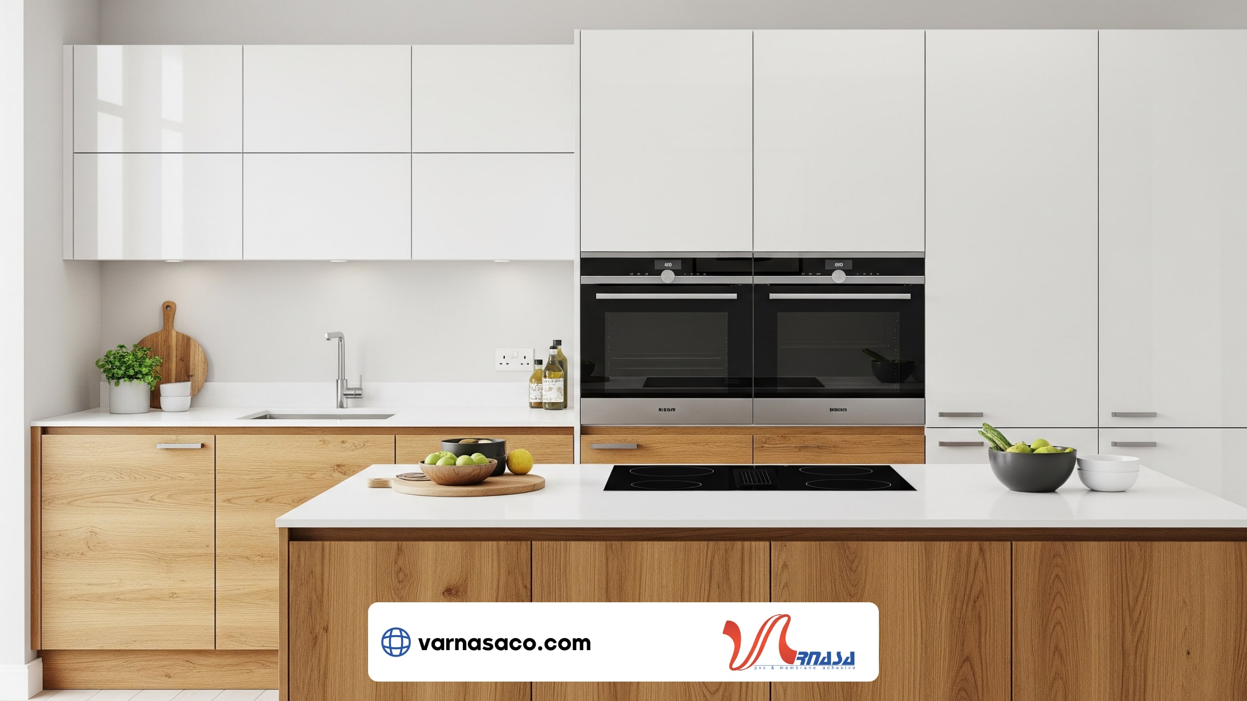کابینت مدرن آشپزخانه با ترکیب هایگلاس و چوب طبیعی