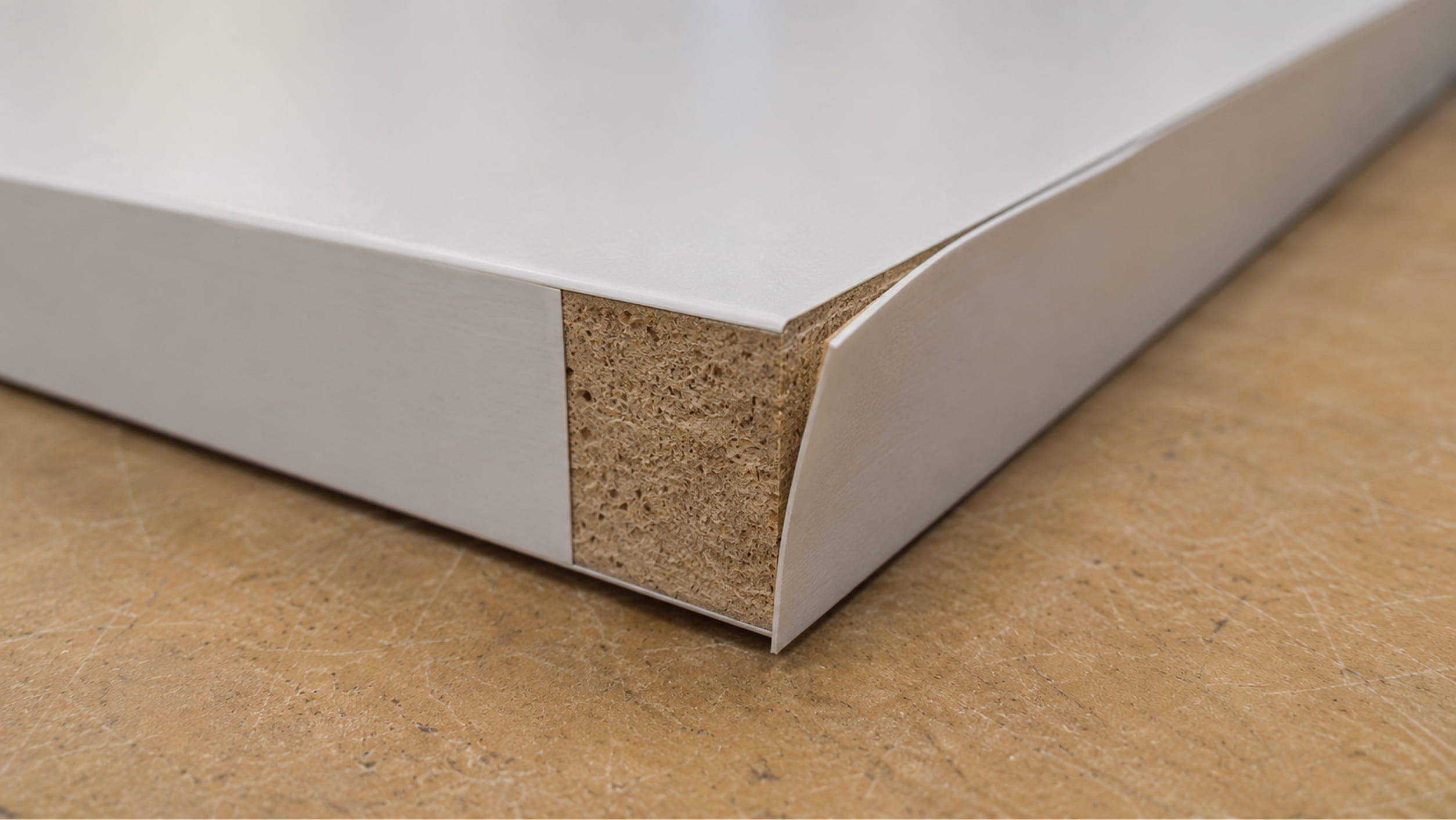جدا شدن نوار PVC از لبه MDF و نمایان شدن مغزی ام‌دی‌اف - وارناسا